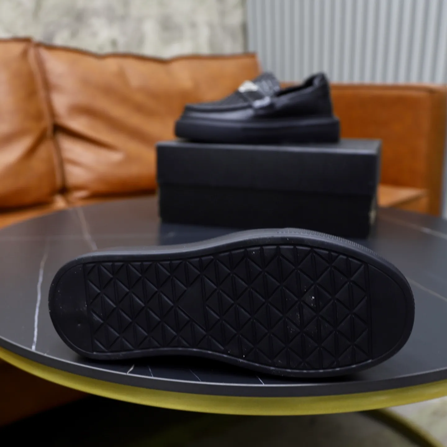 Ex-factory price: 500💰🙅‍♂️🙅‍♂️🙅‍♂️ Brand: PRADA Standard code: Men's code 38-44 (45 can be customized) Grade: Same style as the official website Original order quality Material: Original cowhide surface Comfortable lining Original outsole Style category: Men's fashionable casual leather shoes Distinguished big-name luxury elements Top luxury Color: Color of the actual picture